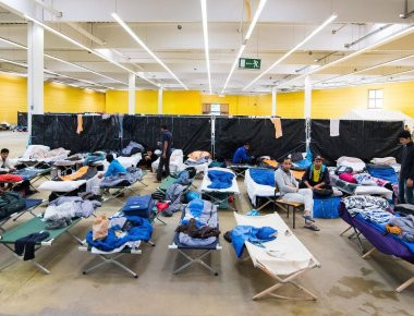 Λάρισα: Πρόσφυγες έβαλαν φωτιές σε κάδους στον καταυλισμό του Κοτσόχερου